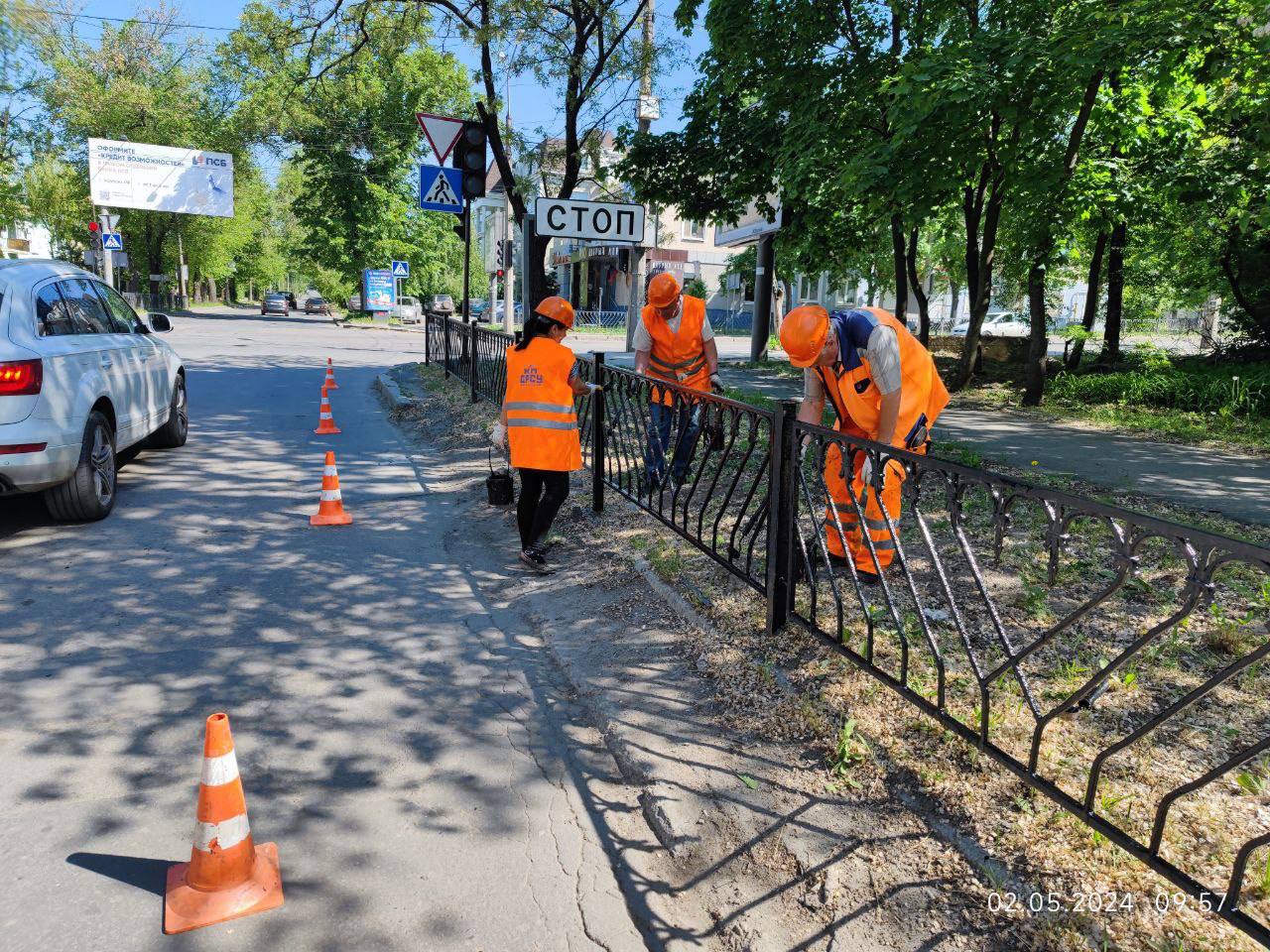 Продолжаем выполнение работ по покраске транспортных и пешеходных ограждений, стоек дорожных знаков, стоек светофорных объект...