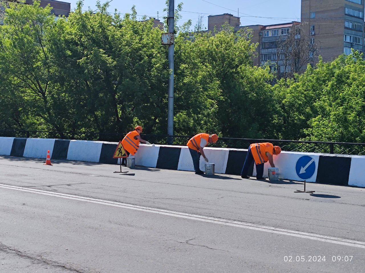 Продолжаем выполнение работ по покраске транспортных и пешеходных ограждений, стоек дорожных знаков, стоек светофорных объект...