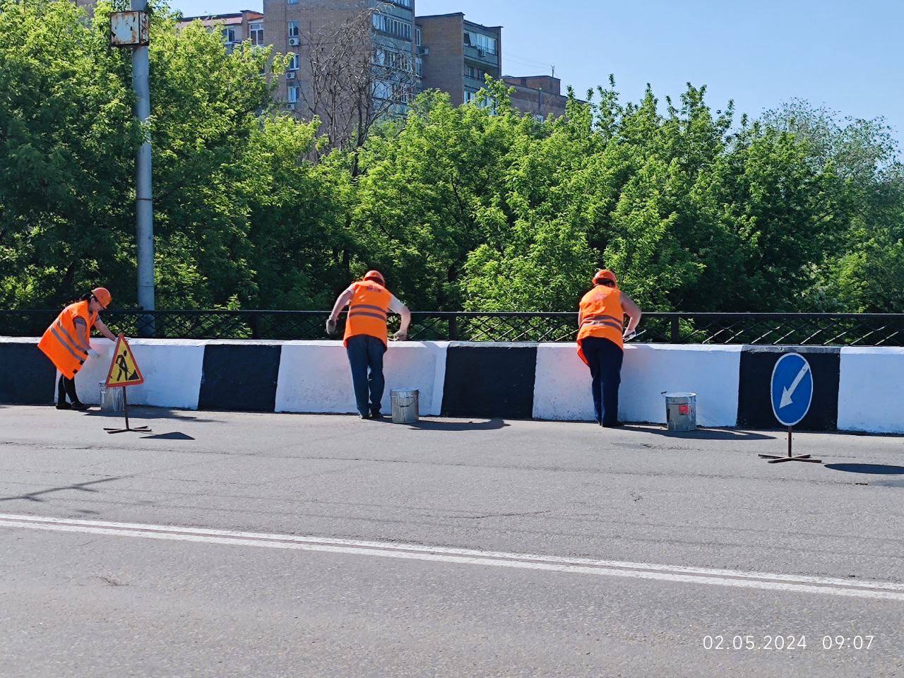 Продолжаем выполнение работ по покраске транспортных и пешеходных ограждений, стоек дорожных знаков, стоек светофорных объект...