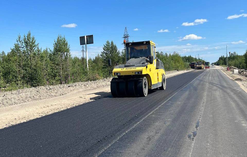 Продолжается работа на участке Ноябрьск - ВынгапуровскийСейчас дорожники укладывают геосетку поверх выравнивающего слоя и фор...