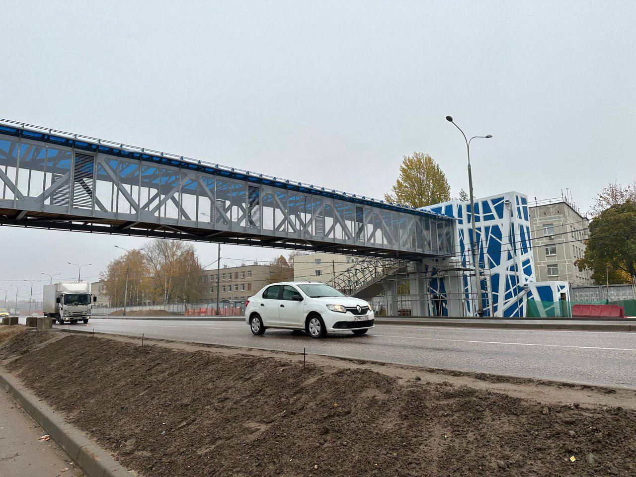 На Лобненском шоссе завершился монтаж пролетного строения последнего четвертого надземного пешеходного перехода, который расп...