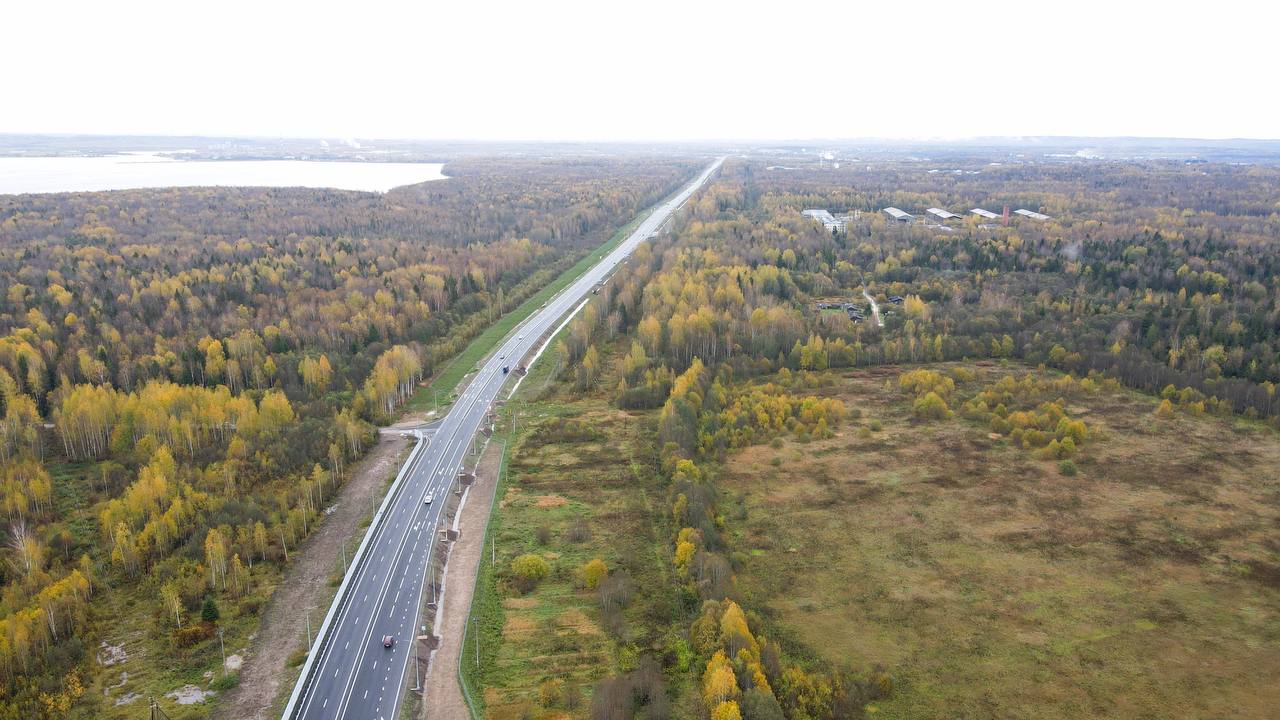 Министр транспорта Виталий Савельев в режиме видеосвязи принял участие в открытии дорожных объектов в трех российских региона...