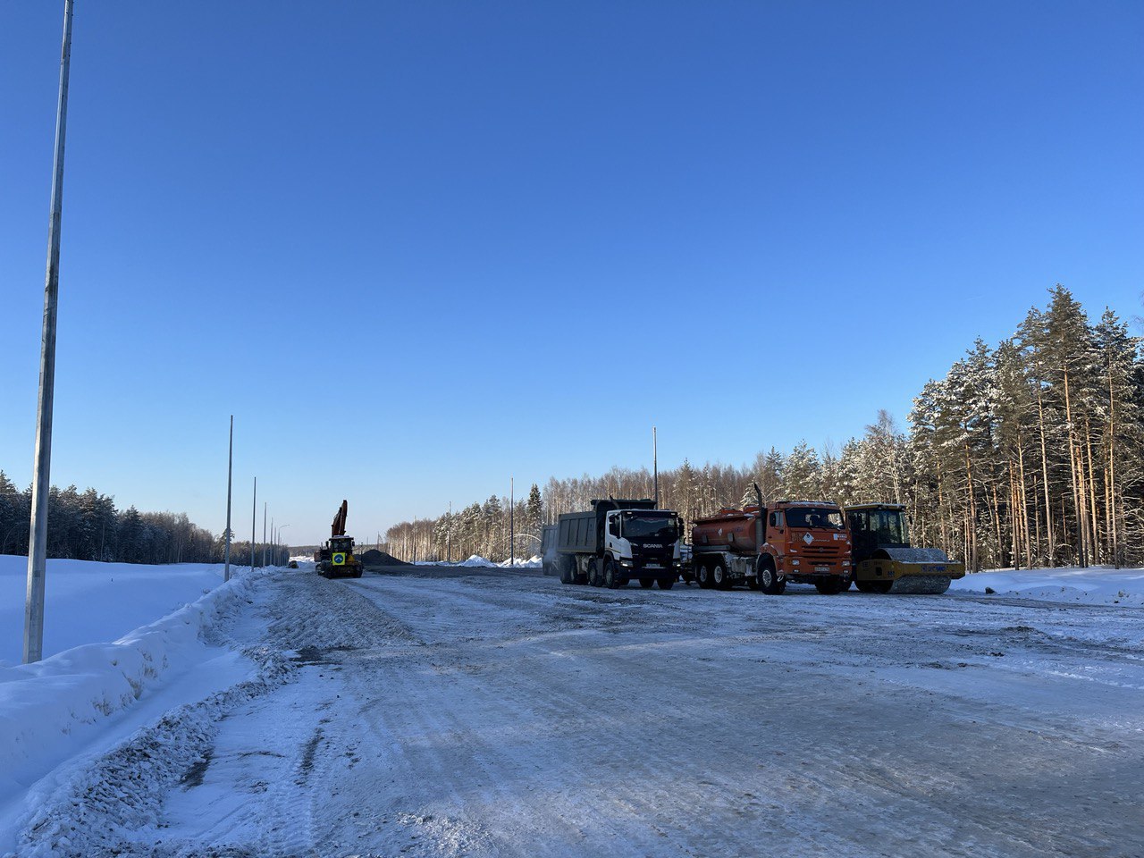 На М-12 уже работает первая в этом году вахта. С 3 января на всех этапах идут работы по обустройству дороги, устройству земля...