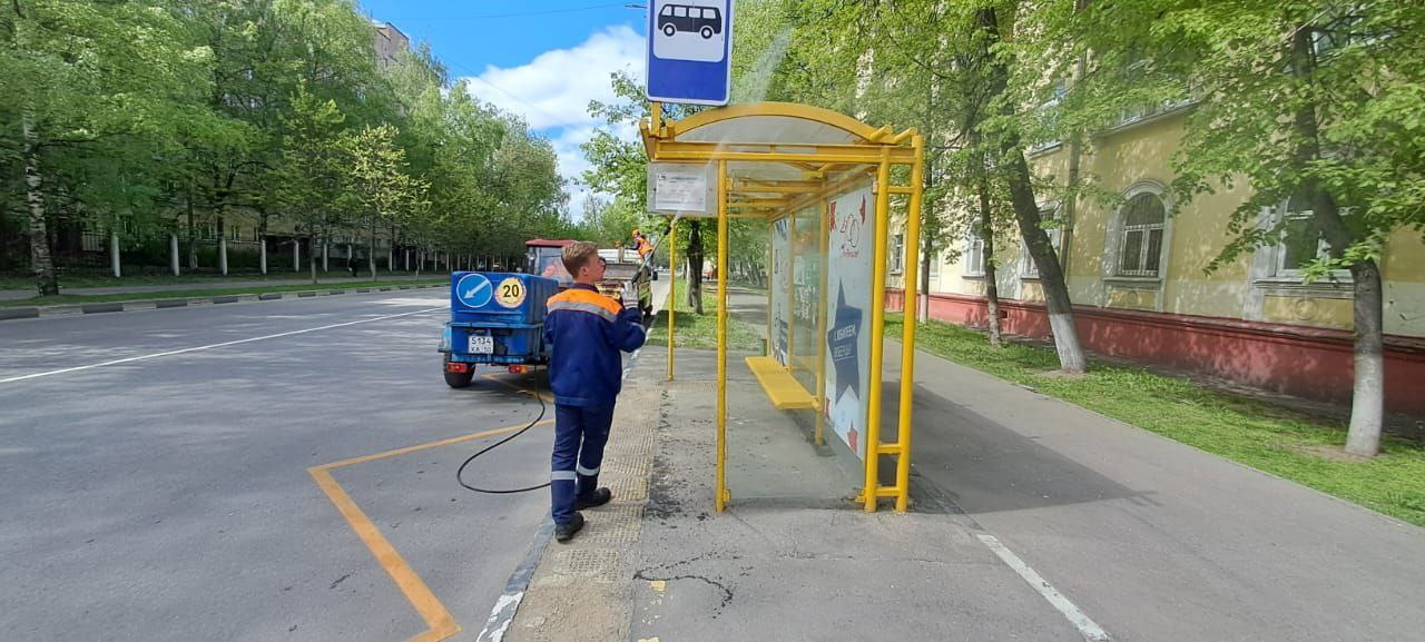 В рамках весенне-летнего содержания дорожные службы городского округа Люберцы выполняют ямочный ремонт, механизированную очис...