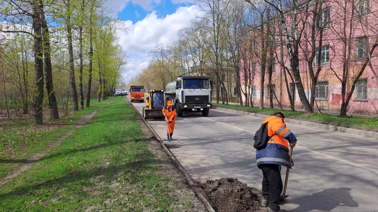 В рамках весенне-летнего содержания дорожные службы городского округа Люберцы выполняют ямочный ремонт, механизированную очис...