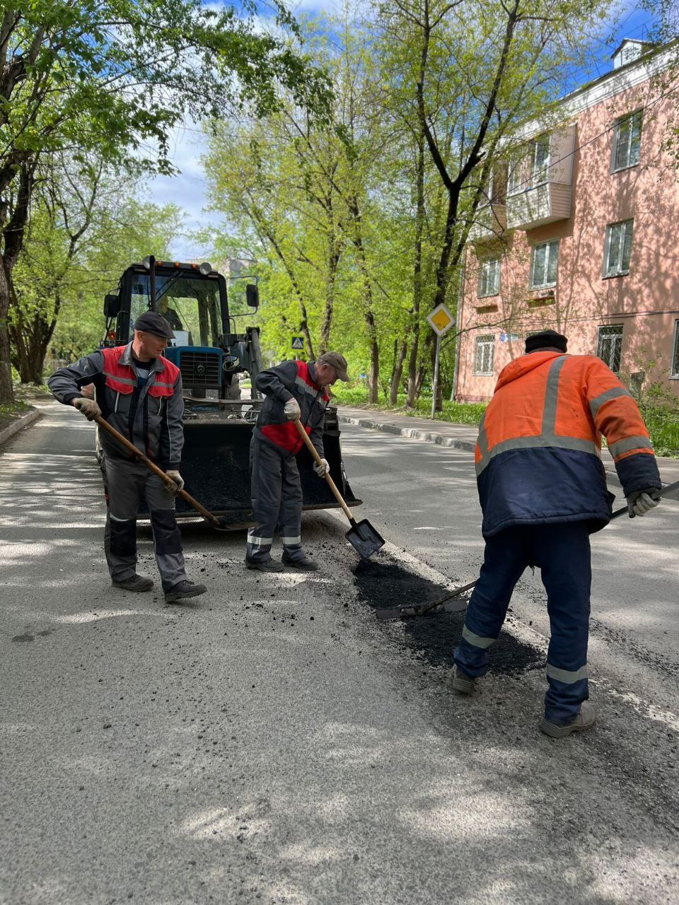 В рамках весенне-летнего содержания дорожные службы городского округа Люберцы выполняют ямочный ремонт, механизированную очис...