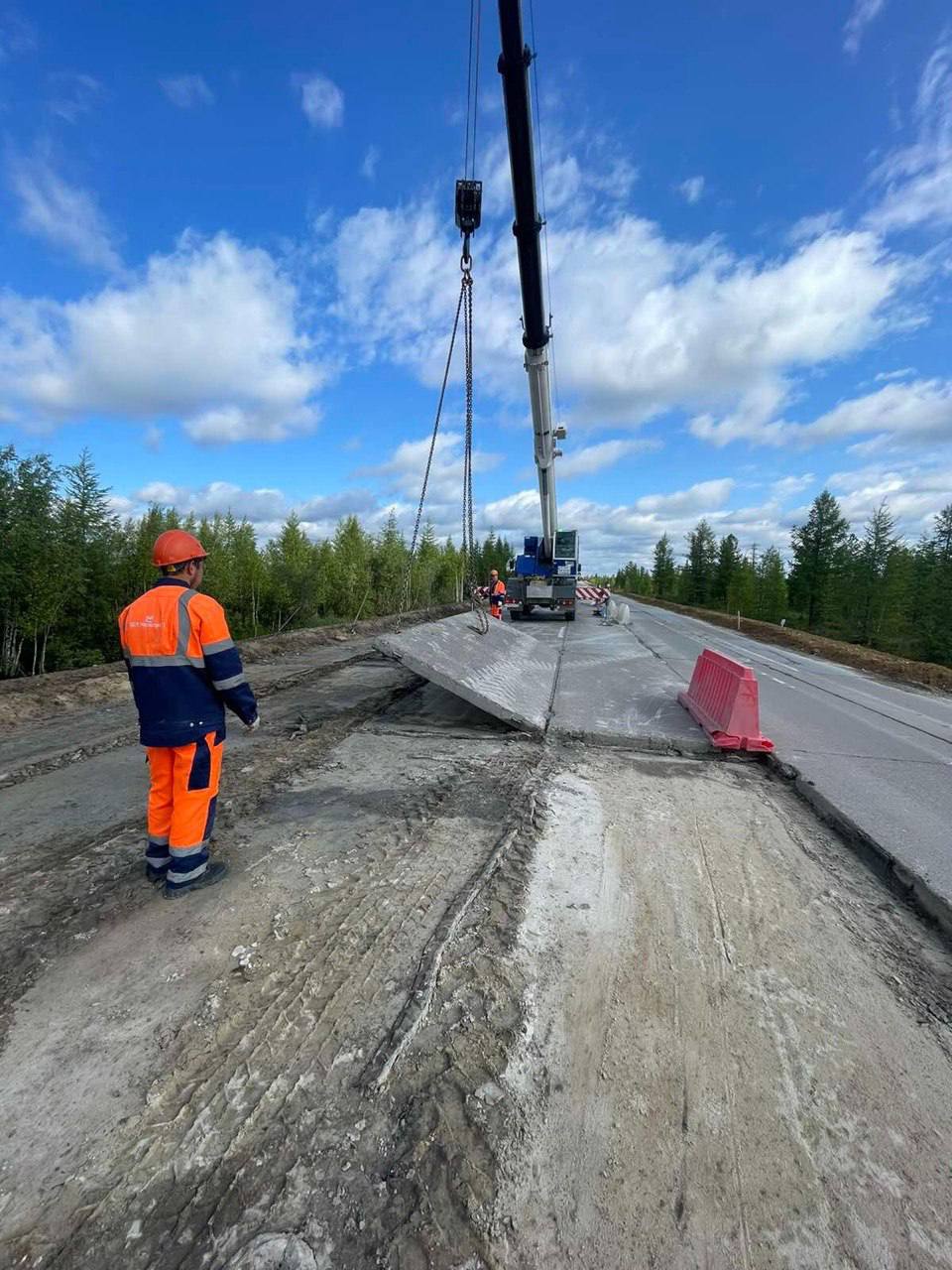 На дороге Пуровск - Коротчаево продолжаются дорожные работы Сейчас идет демонтаж плит ПДН, устройство основания из щебня и ус...