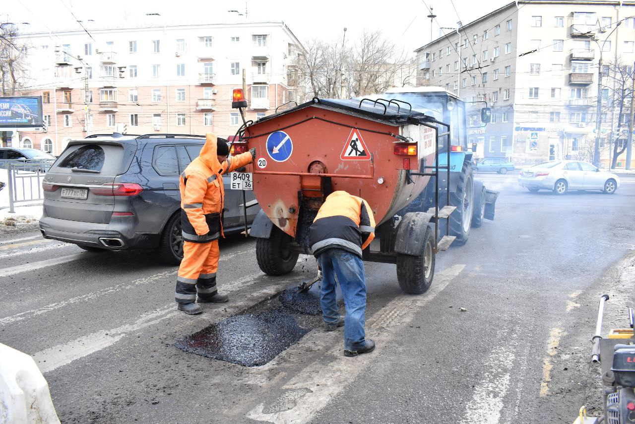 В Ленинском районе продолжается ремонт дорогВ соответствии с распоряжением главы города Вадима Кстенина, в Ленинском районе а...