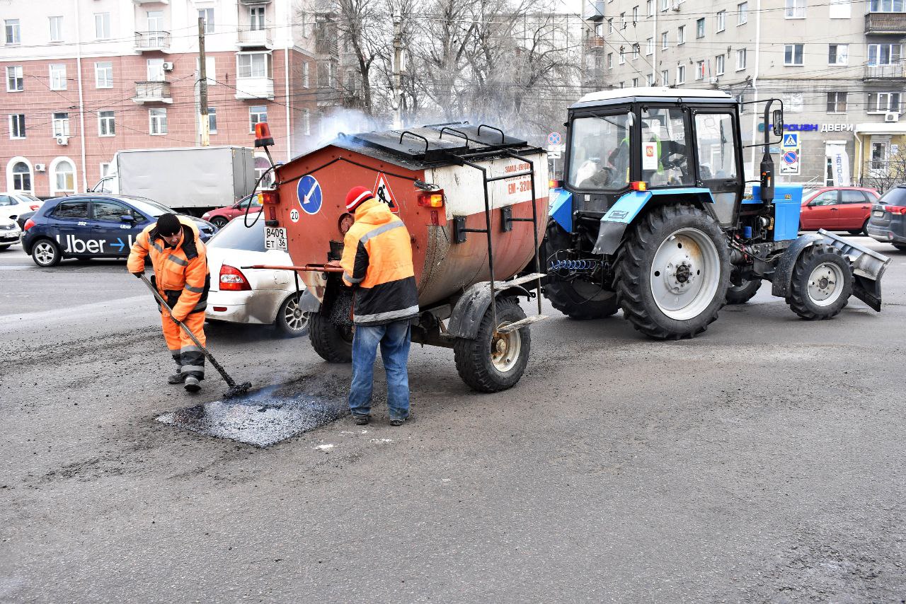 В Ленинском районе продолжается ремонт дорогВ соответствии с распоряжением главы города Вадима Кстенина, в Ленинском районе а...