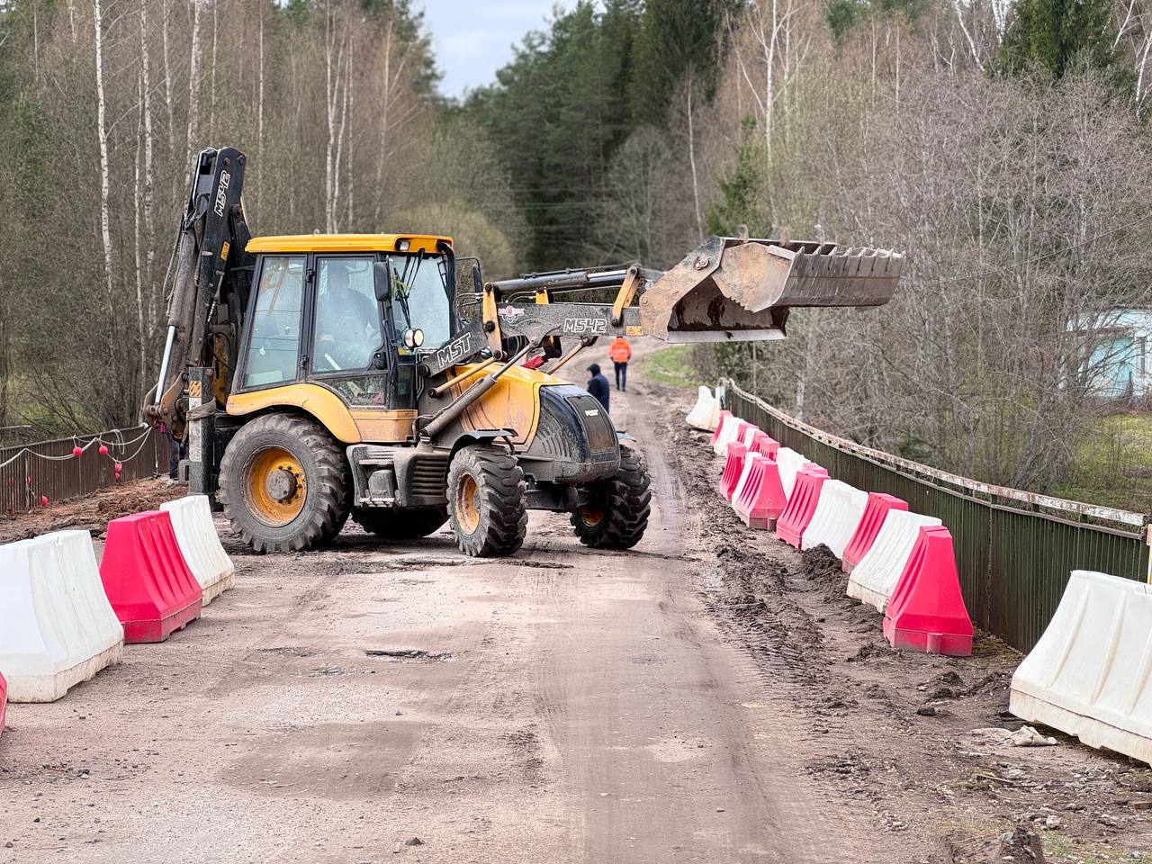 Окуловский район: пескоструйная обработка поверхностей и демонтаж верхнего слоя покрытия моста через реку Перетна на автодоро...