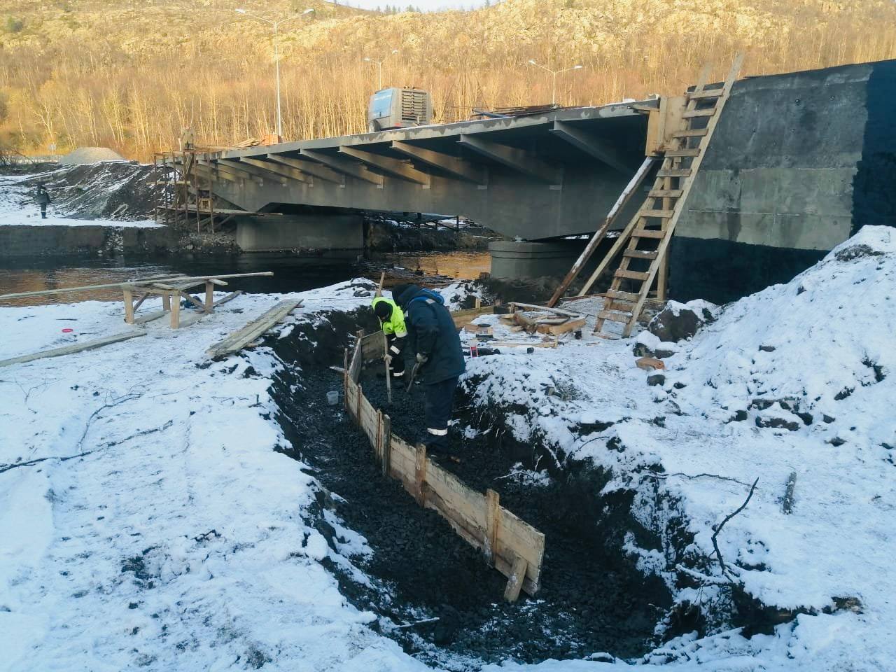 Нацпроект "Безопасные качественные дороги"Продолжается ремонт моста через реку Ваенга на км 5+871 объездной автомобильной дор...