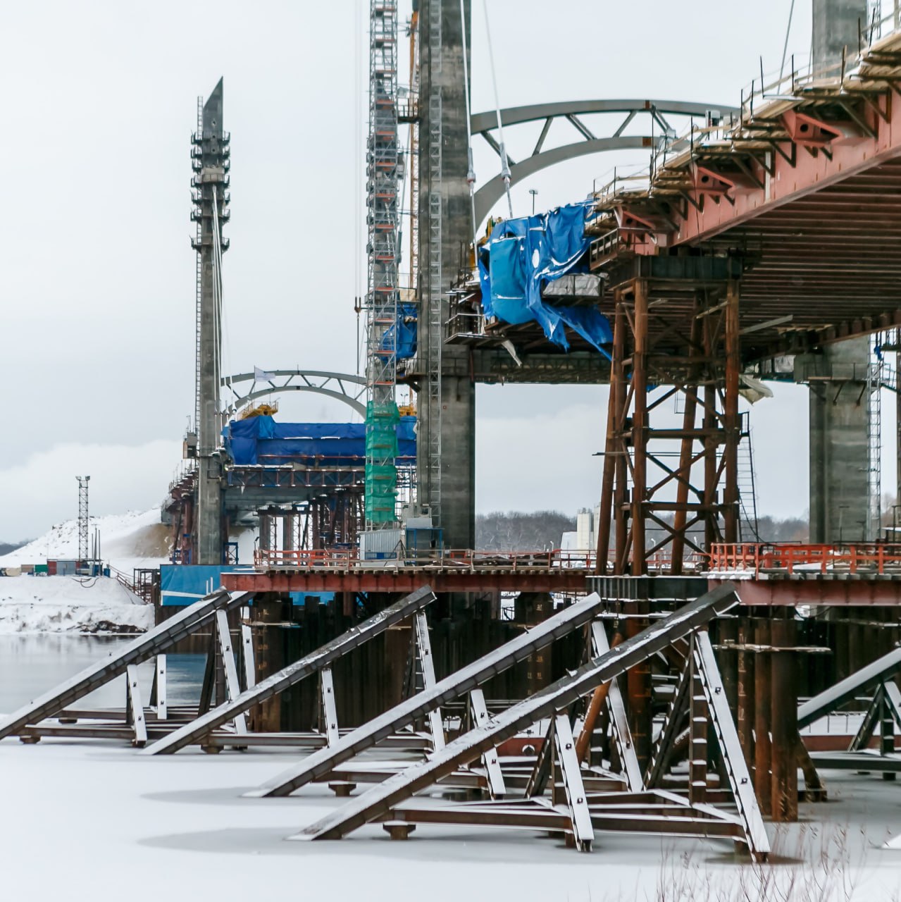 Более чем на половине мостов и путепроводов будущей трассы М-12 готовы пролетные строения. На самых главных мостовых перехода...