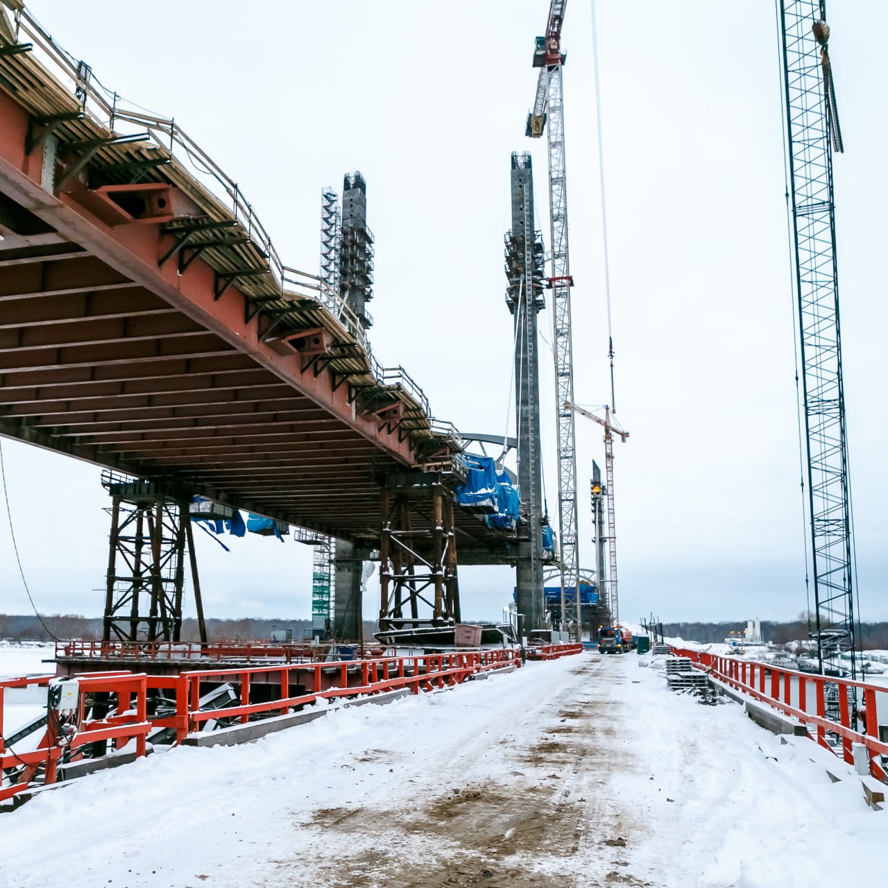 Более чем на половине мостов и путепроводов будущей трассы М-12 готовы пролетные строения. На самых главных мостовых перехода...