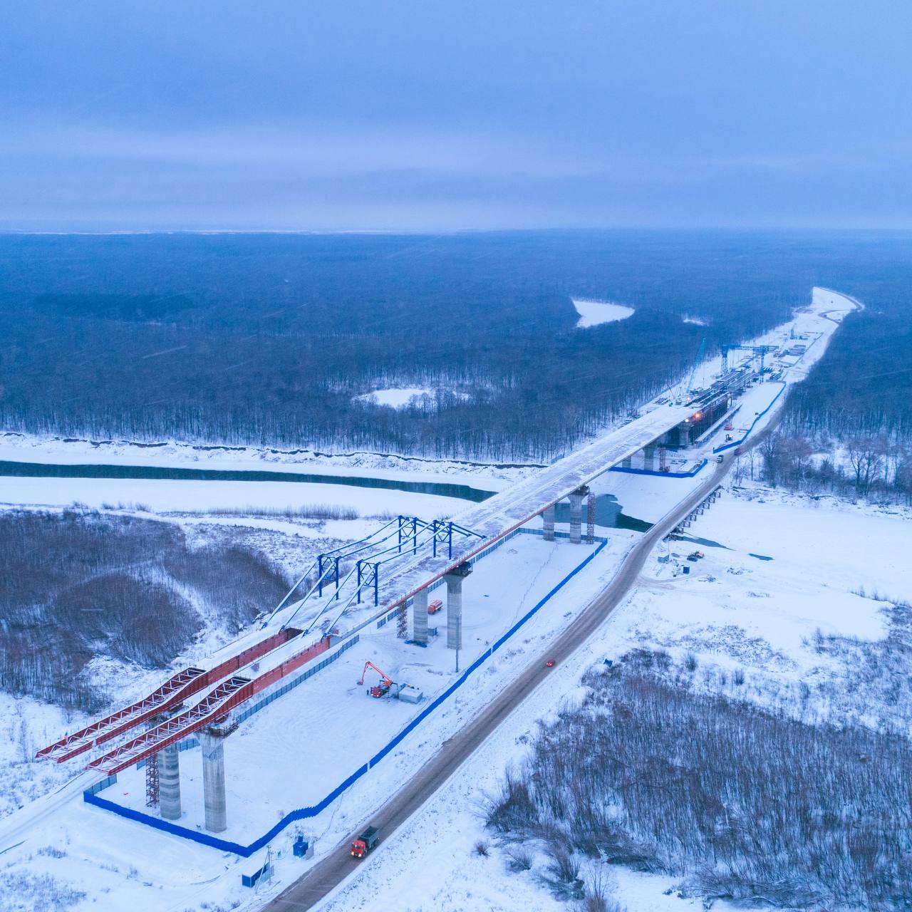 Более чем на половине мостов и путепроводов будущей трассы М-12 готовы пролетные строения. На самых главных мостовых перехода...