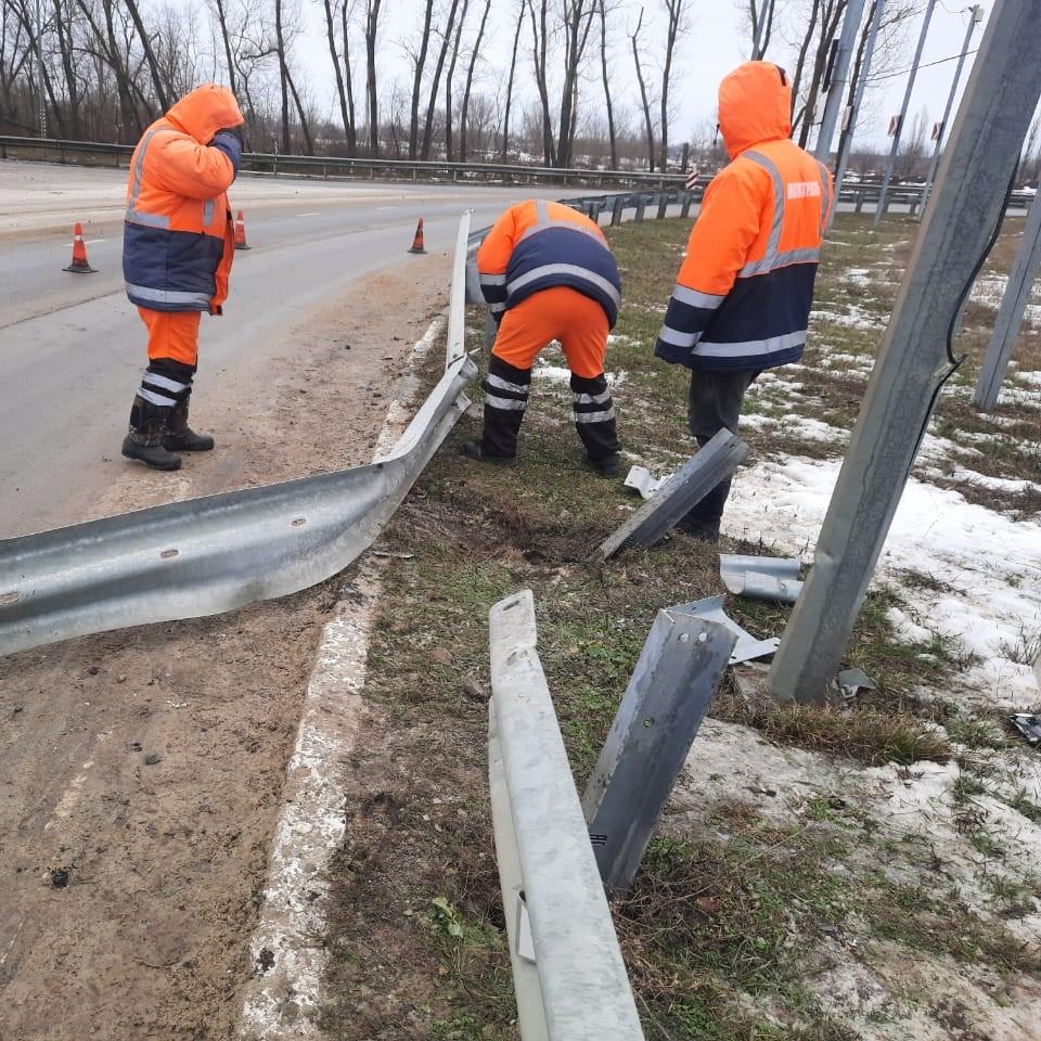 Донские дорожники в настоящее время кроме работ по зимнему содержанию, таких как очистка асфальтобетонного покрытия, обочин и...