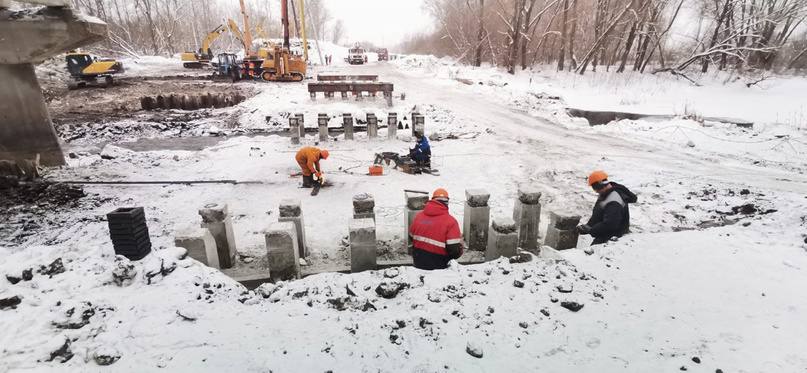 В Лунино в Пензенской области демонтируют мост через реку ШукшаВ рамках этого процесса привлечено 5 единиц техники и 10 челов...