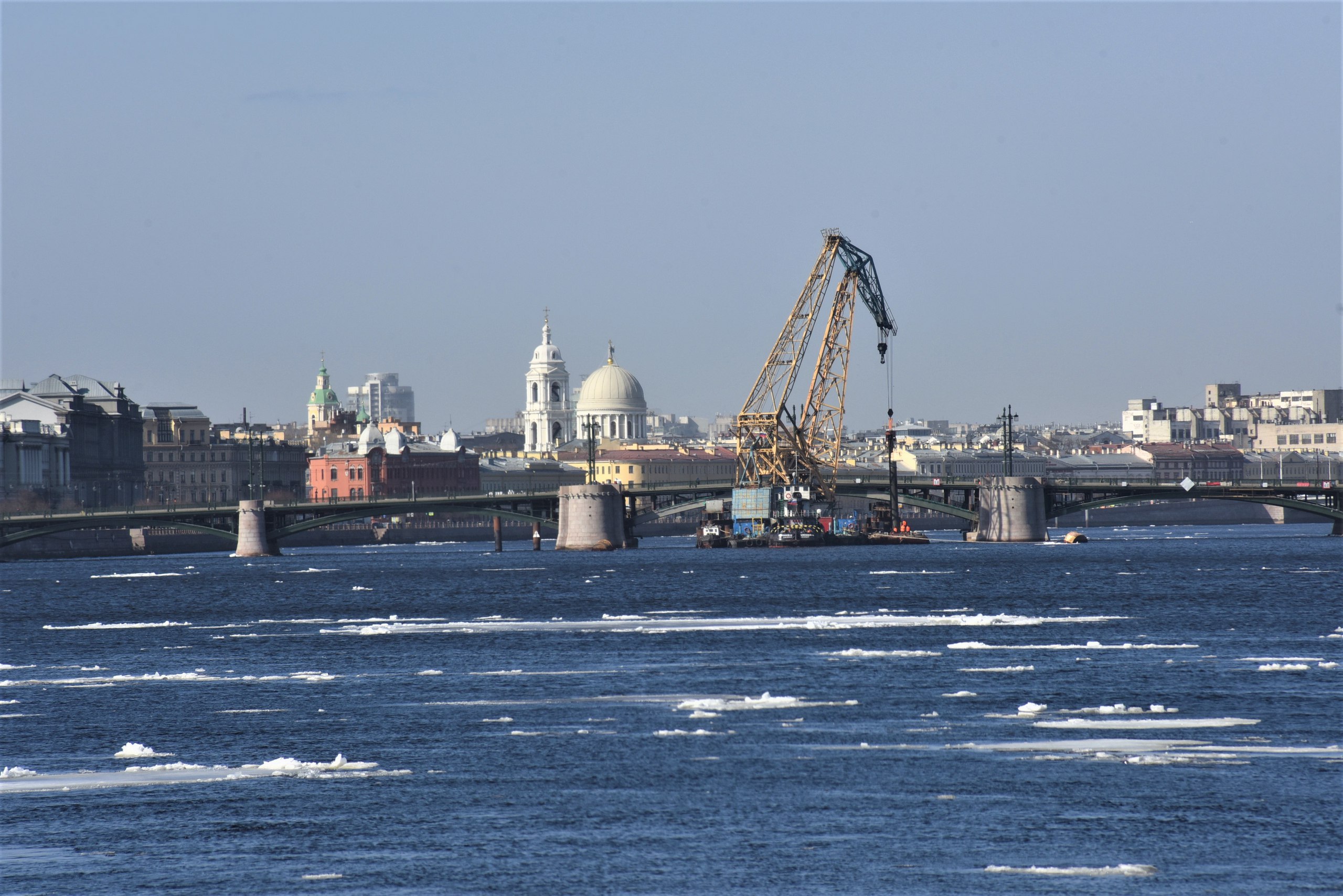 На Биржевом мосту продолжится демонтаж временных конструкций. За прошедшую неделю специалисты смогли извлечь временные ледоре...