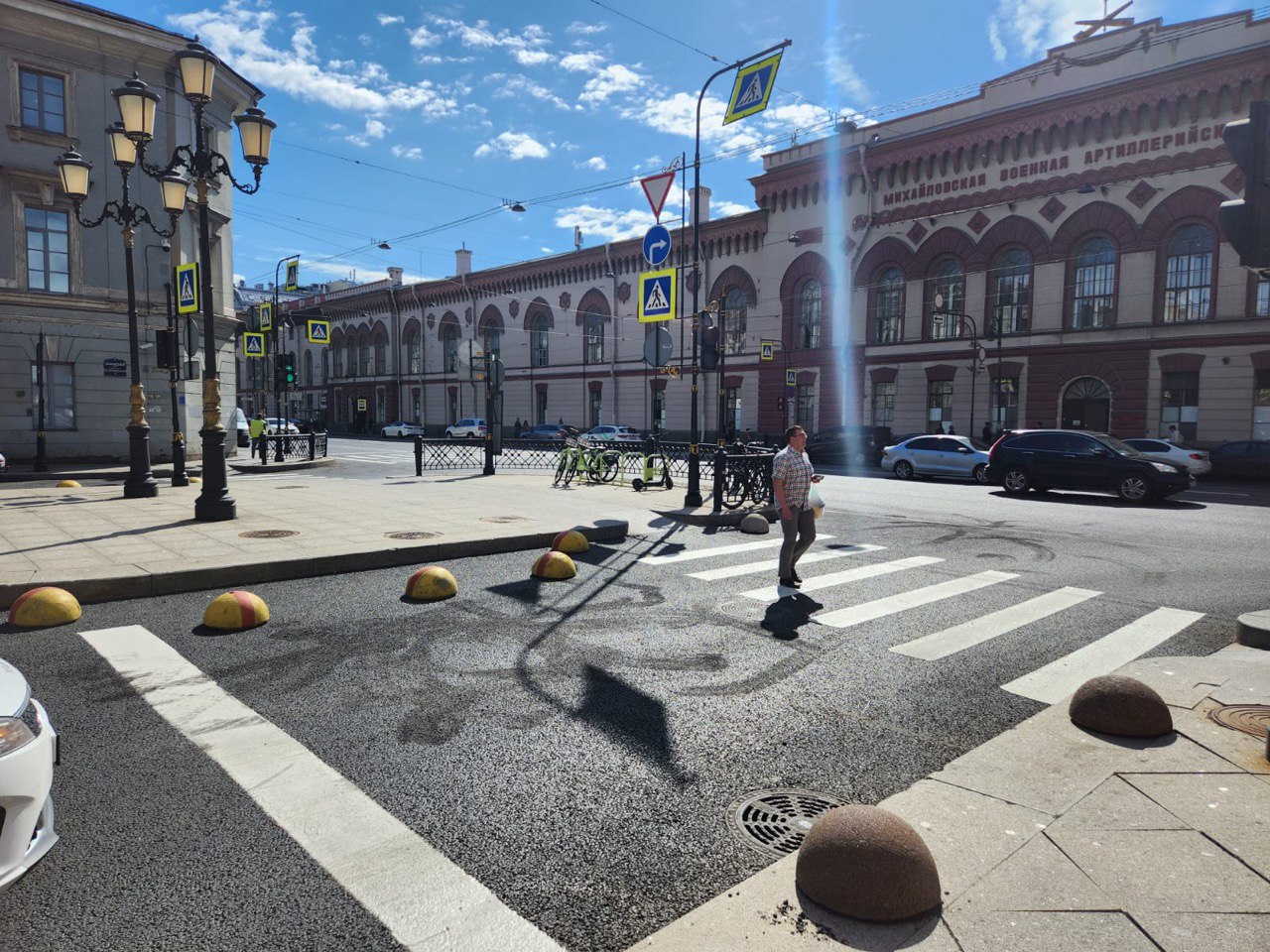 На одной из важнейших транспортных артерий города - Литейном проспекте полностью завершены ремонтные работы.На участке от Нев...