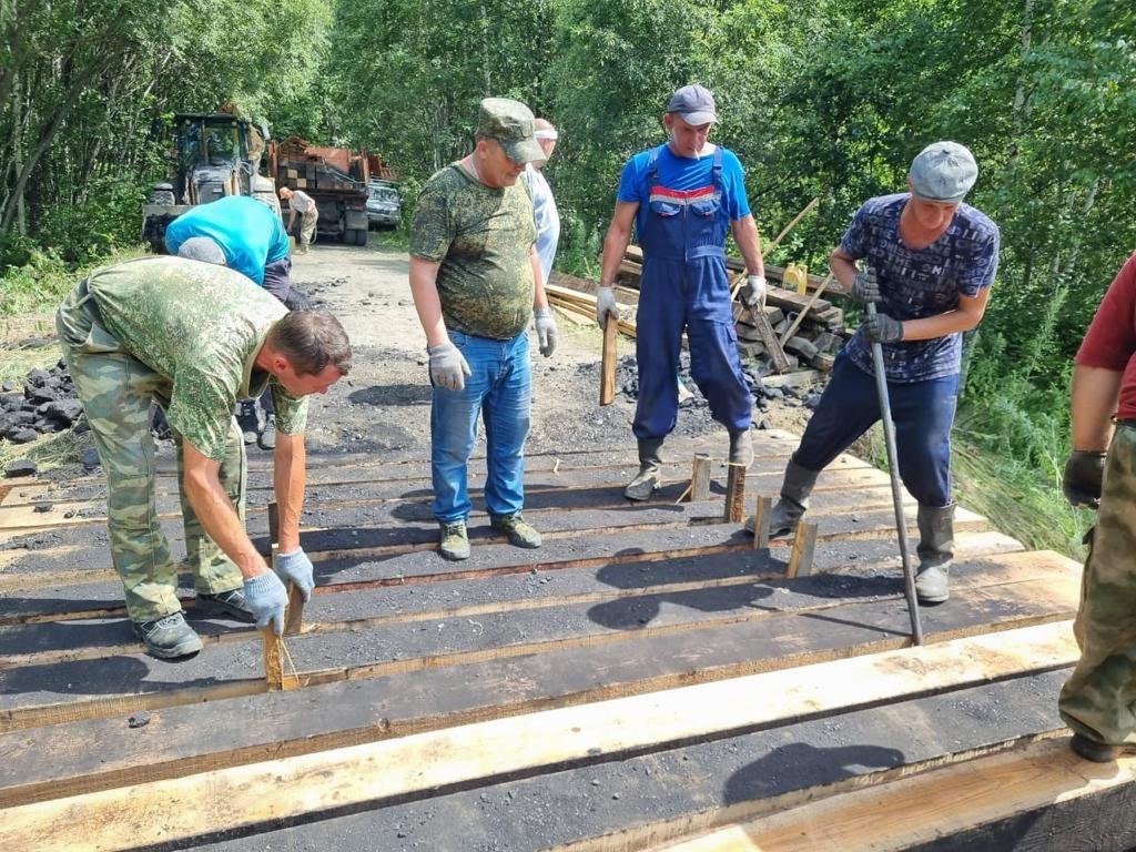 Подрядчики восстановили мост в Бикинском районе, повреждённый большегрузамиВ настоящее время доступен беспрепятственный проез...