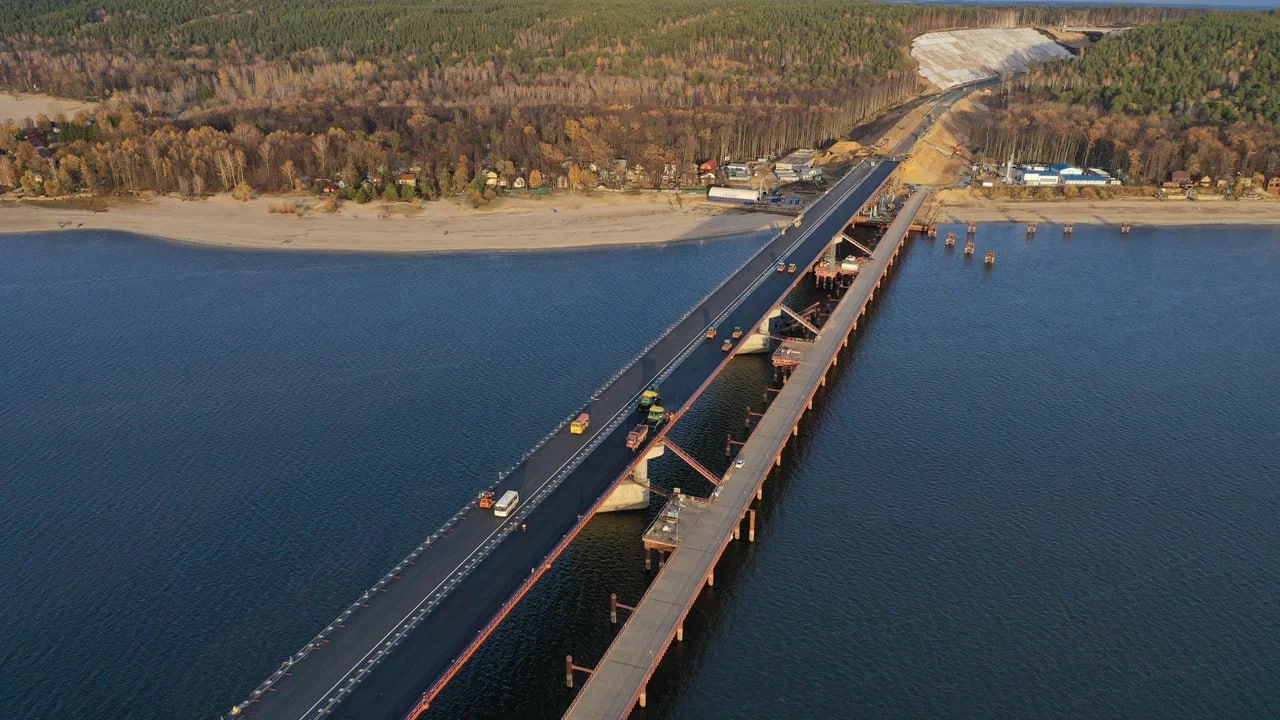 На мосту через Волгу на М-12 уложен асфальтобетонНа самом протяженном сооружении дороги М-12 «Восток» — мосту через реку Волг...