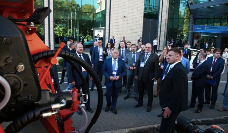 Какой станет сеть федеральных дорог России обсуждают на открывшимся сегодня в Сочи VII Международном форуме «Инновационные те...