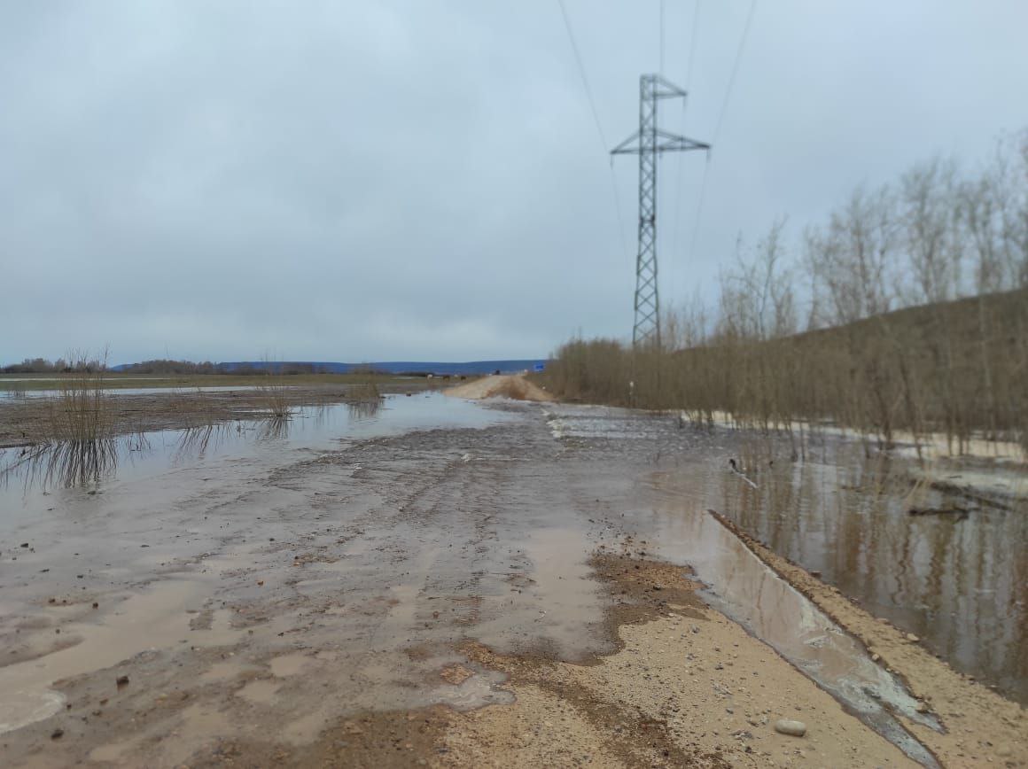 Временно закрыт проезд на участке автодороги "Умнас"В связи с образовавшимся затором на реке Лена произошло подтопление участ...