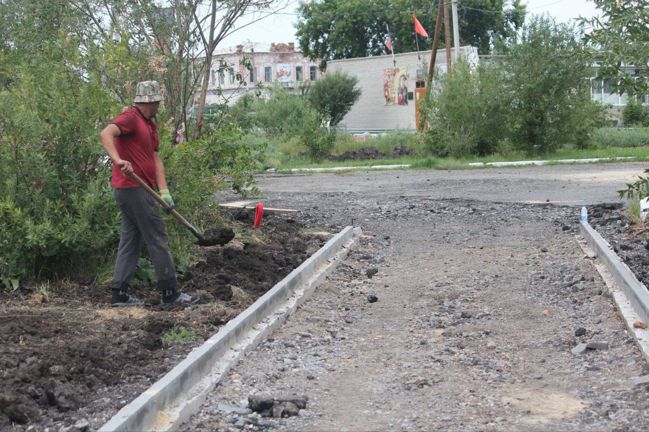 В сентябре в Макушино должно завершиться благоустройство городского сада. Здесь появится сцена для уличного творчества, ротон...