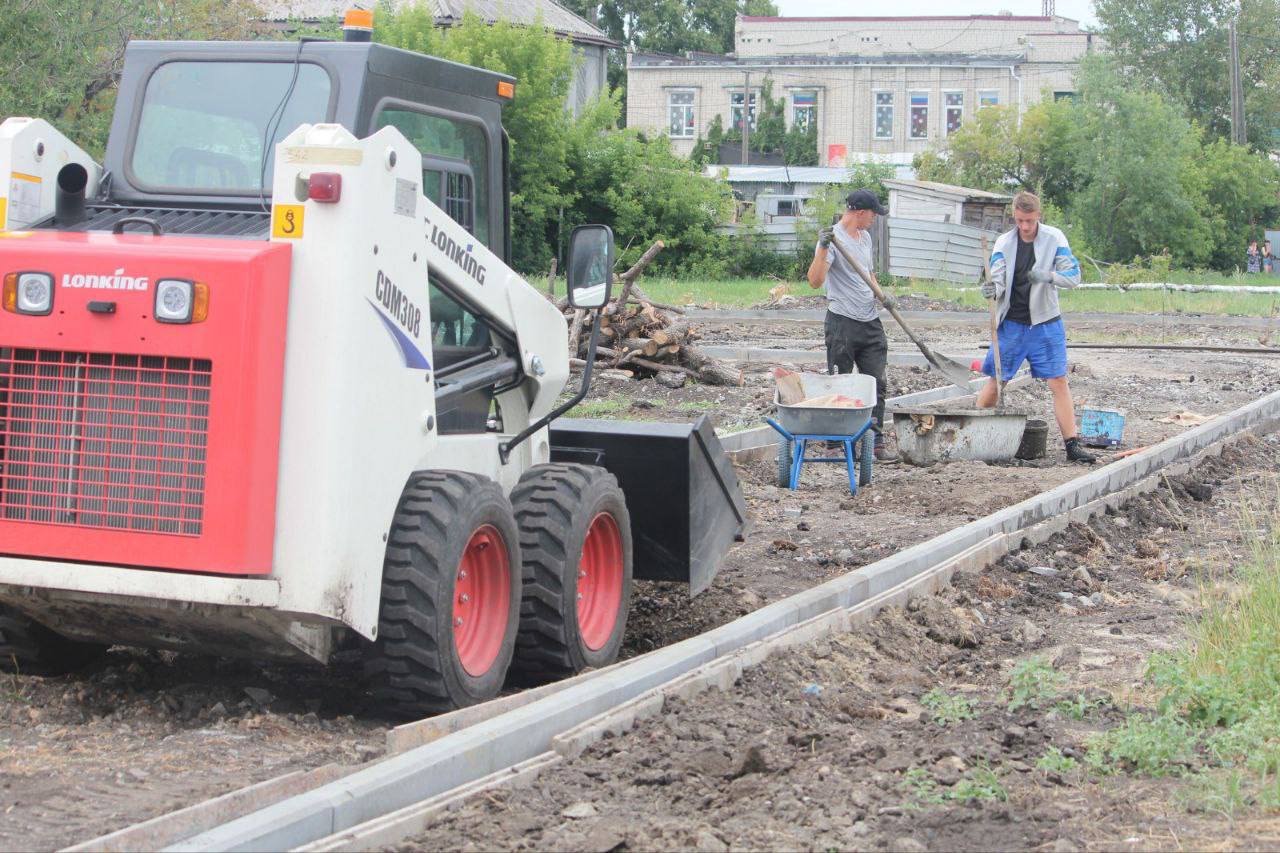 В сентябре в Макушино должно завершиться благоустройство городского сада. Здесь появится сцена для уличного творчества, ротон...