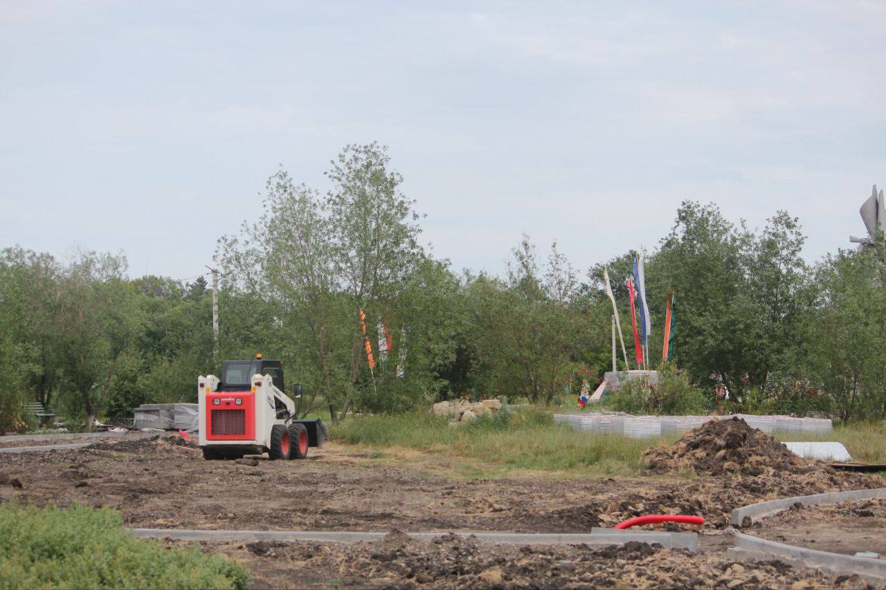 В сентябре в Макушино должно завершиться благоустройство городского сада. Здесь появится сцена для уличного творчества, ротон...