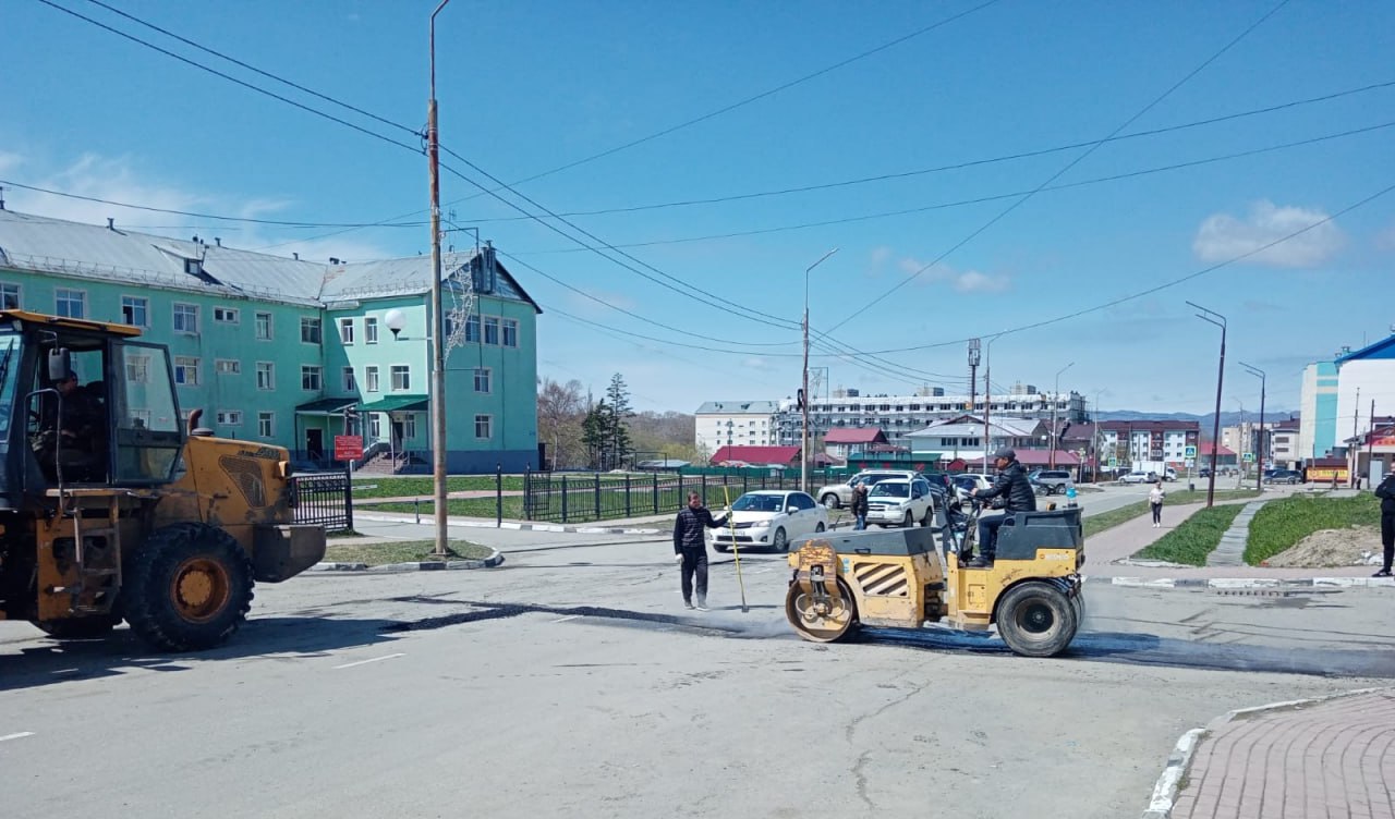 В Долинском районе продолжается ямочный ремонт автомобильных дорог общего пользования местного значения. Подрядная организаци...