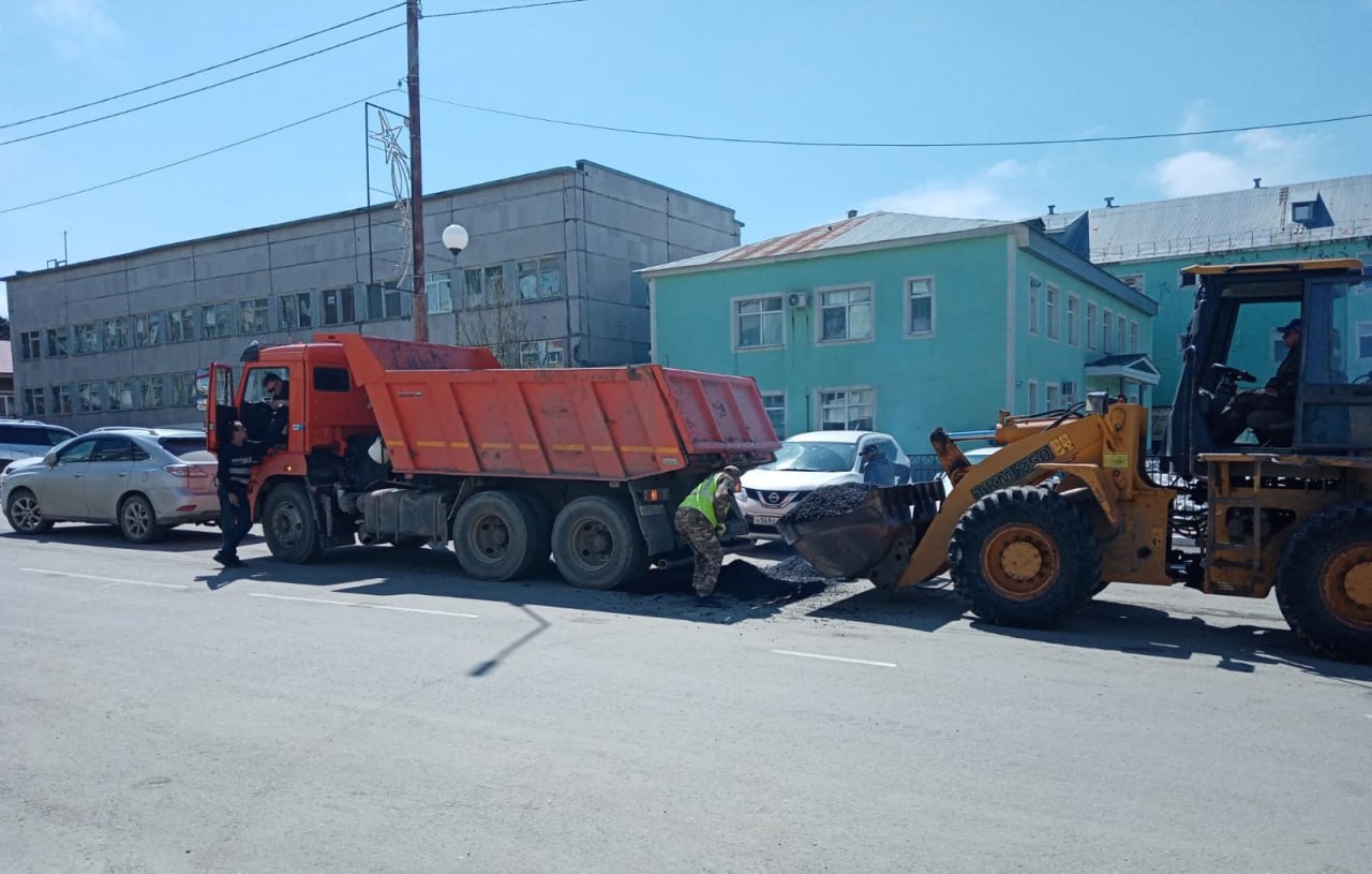 В Долинском районе продолжается ямочный ремонт автомобильных дорог общего пользования местного значения. Подрядная организаци...