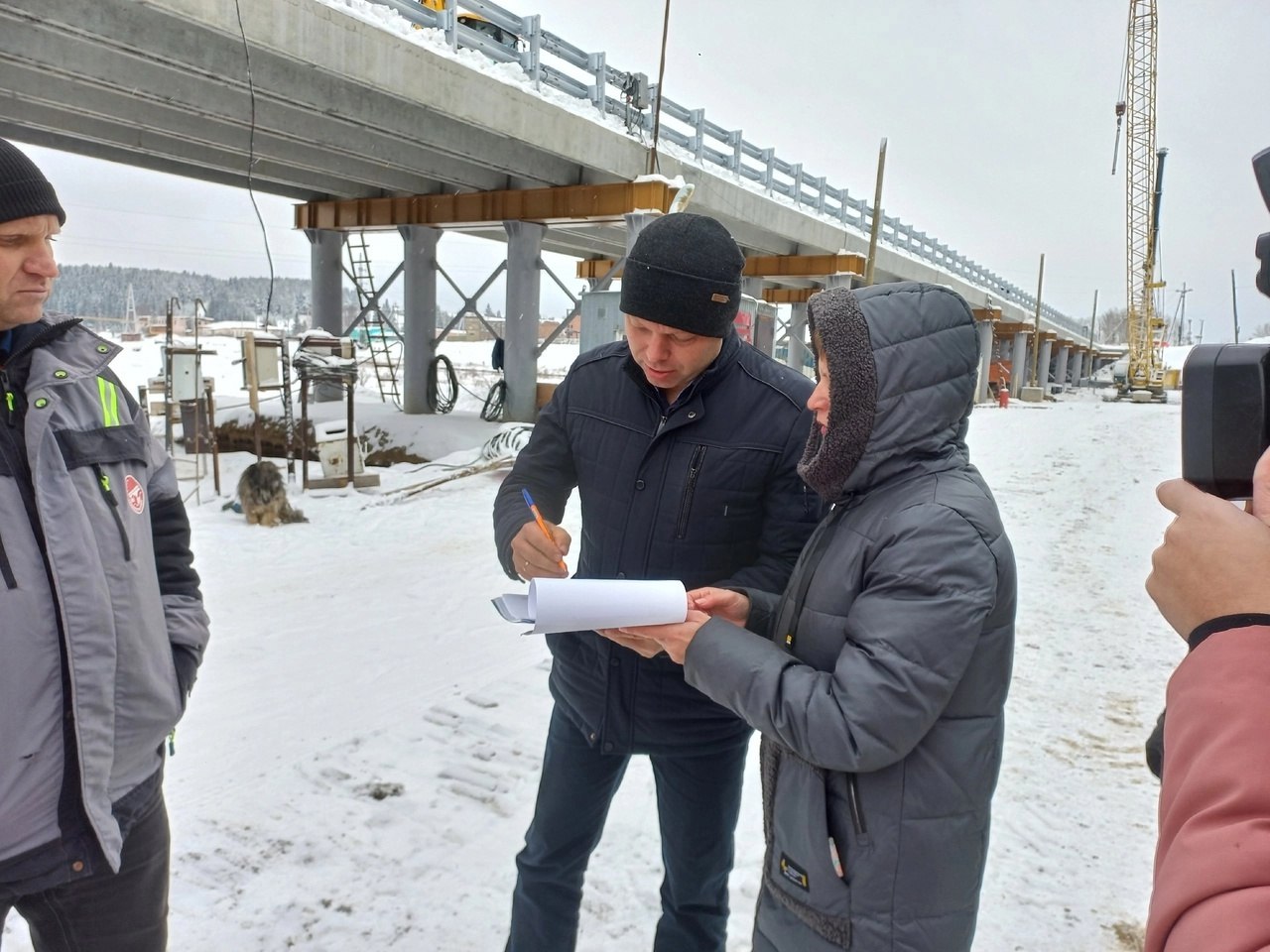 В Нязепетровске завершено строительство временного моста через реку Уфа. Капризы уральской погоды не помешали дорожникам выпо...