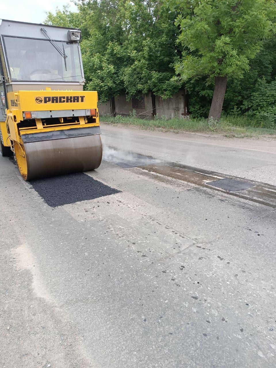 продолжаем текущий ремонт дорожного покрытия по улице Куприна в Кировском районе отсыпка обочины твердыми материалами после н...