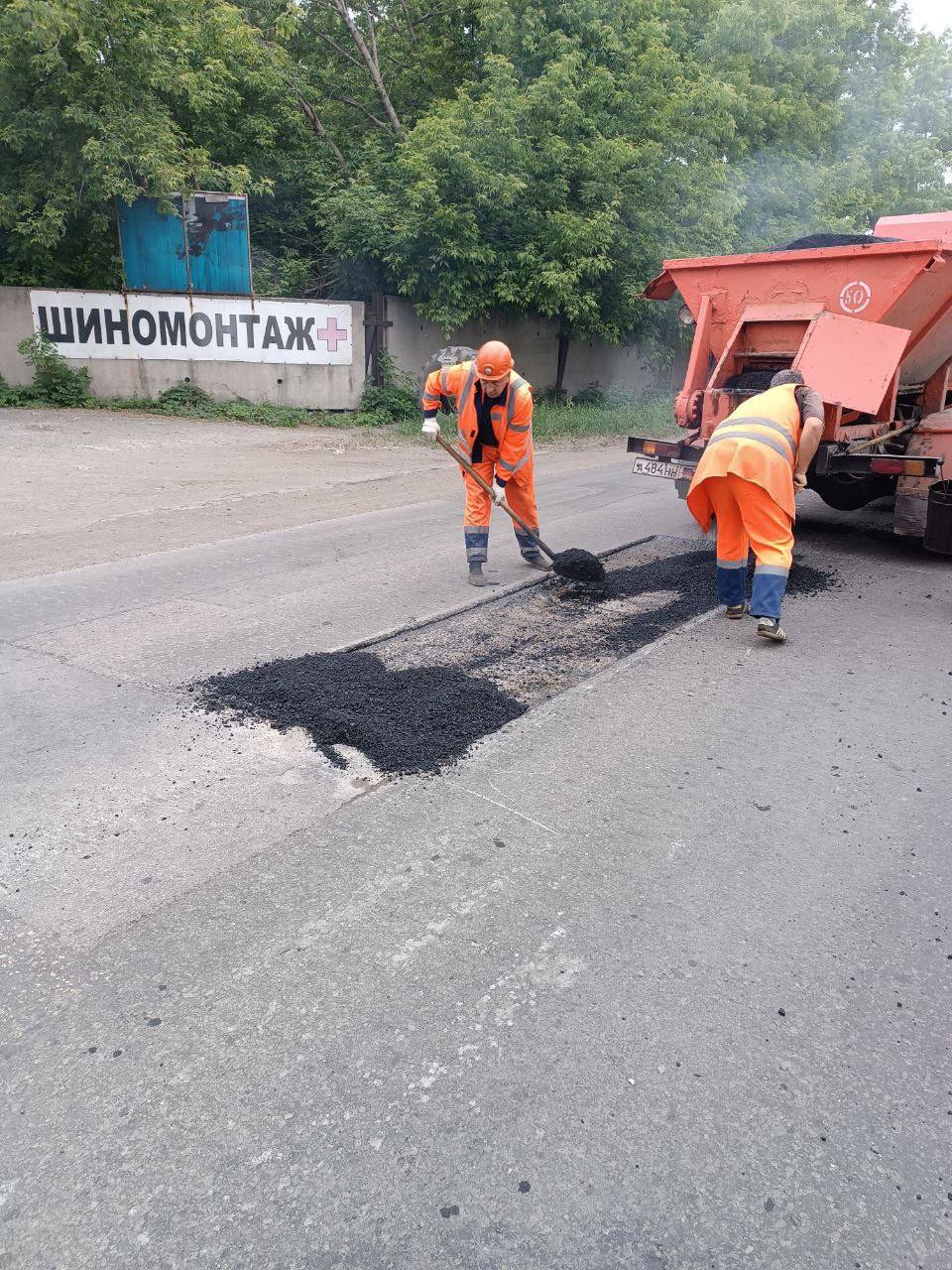 продолжаем текущий ремонт дорожного покрытия по улице Куприна в Кировском районе отсыпка обочины твердыми материалами после н...