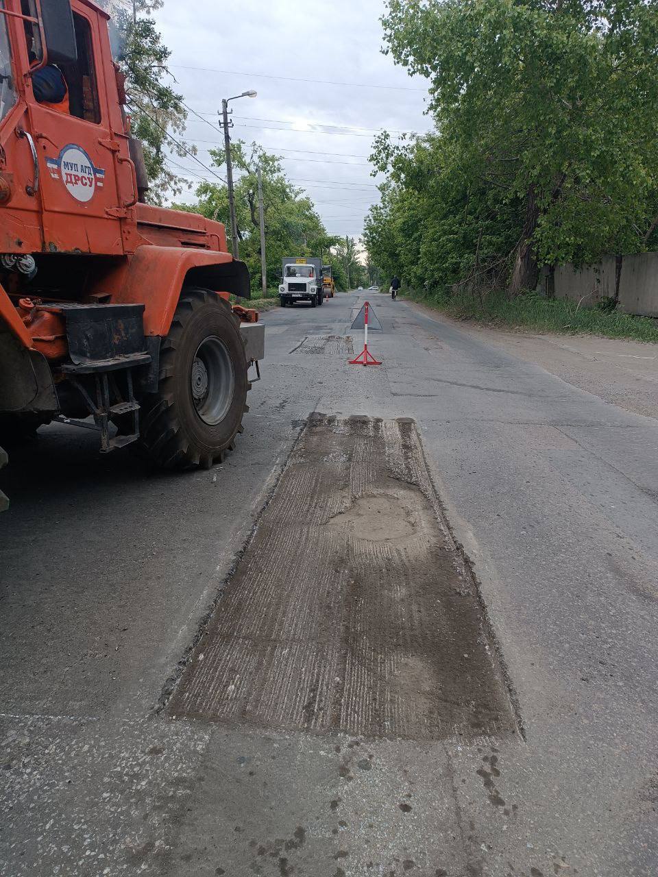 продолжаем текущий ремонт дорожного покрытия по улице Куприна в Кировском районе отсыпка обочины твердыми материалами после н...