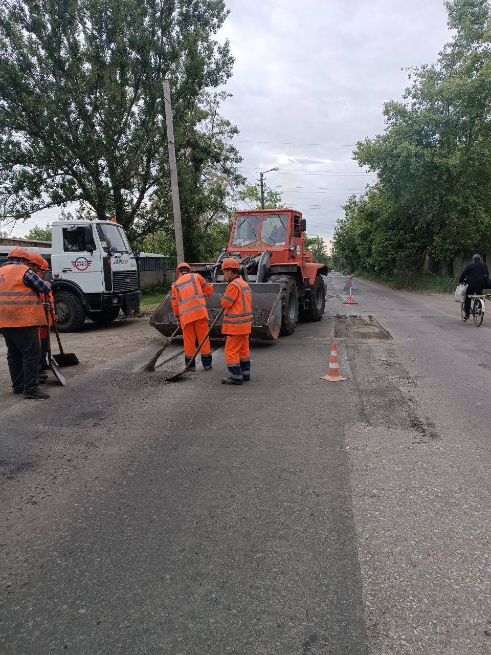 продолжаем текущий ремонт дорожного покрытия по улице Куприна в Кировском районе отсыпка обочины твердыми материалами после н...