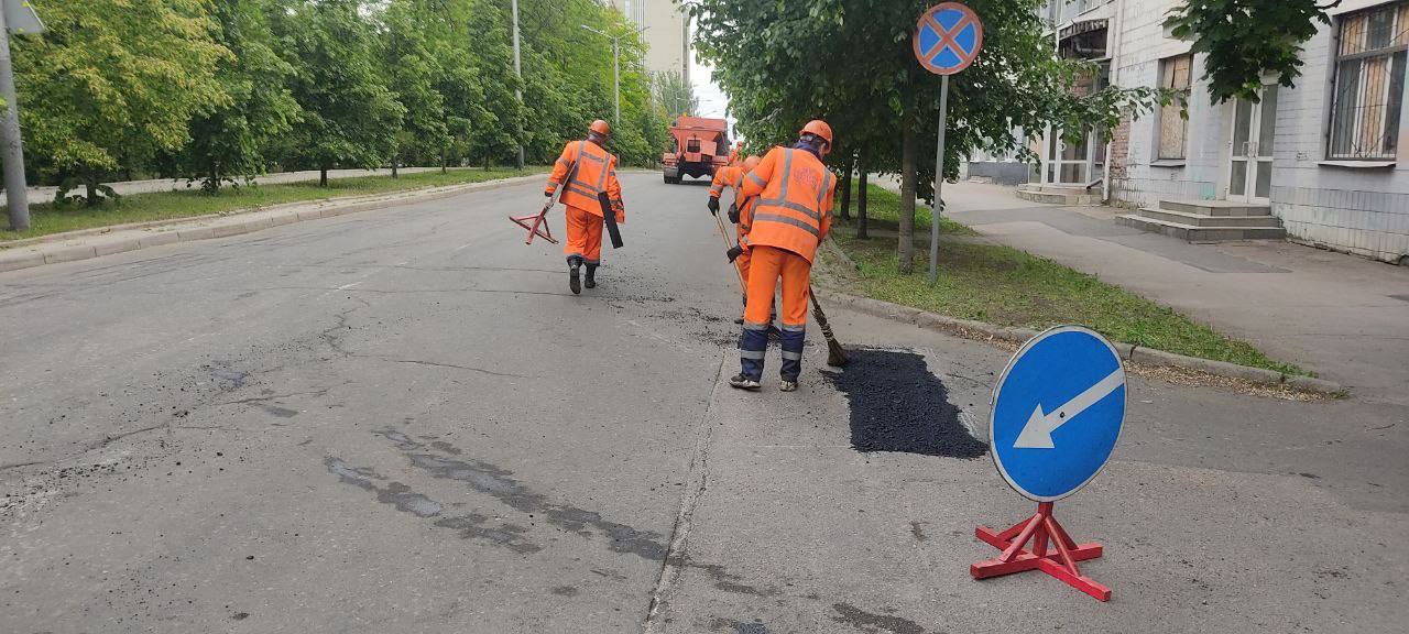 продолжаем текущий ремонт дорожного покрытия по проспектам Мира и Ватутина в Ворошиловском районе продолжаем текущий ремонт д...