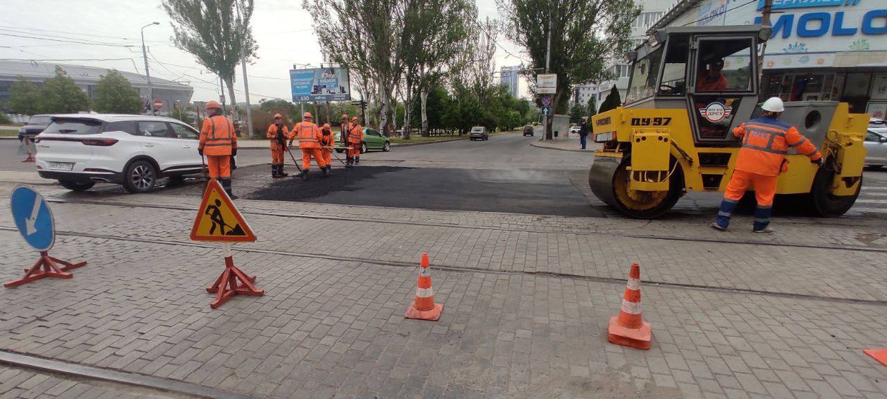 продолжаем текущий ремонт дорожного покрытия по проспектам Мира и Ватутина в Ворошиловском районе продолжаем текущий ремонт д...