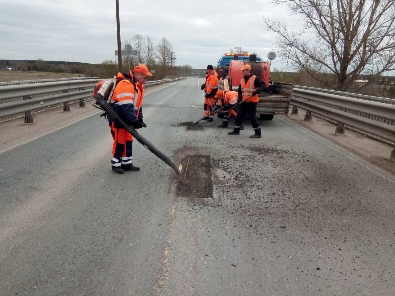 На дорогах Кировской области продолжается ямочный ремонт В настоящее время в рамках текущего содержания на региональных и меж...