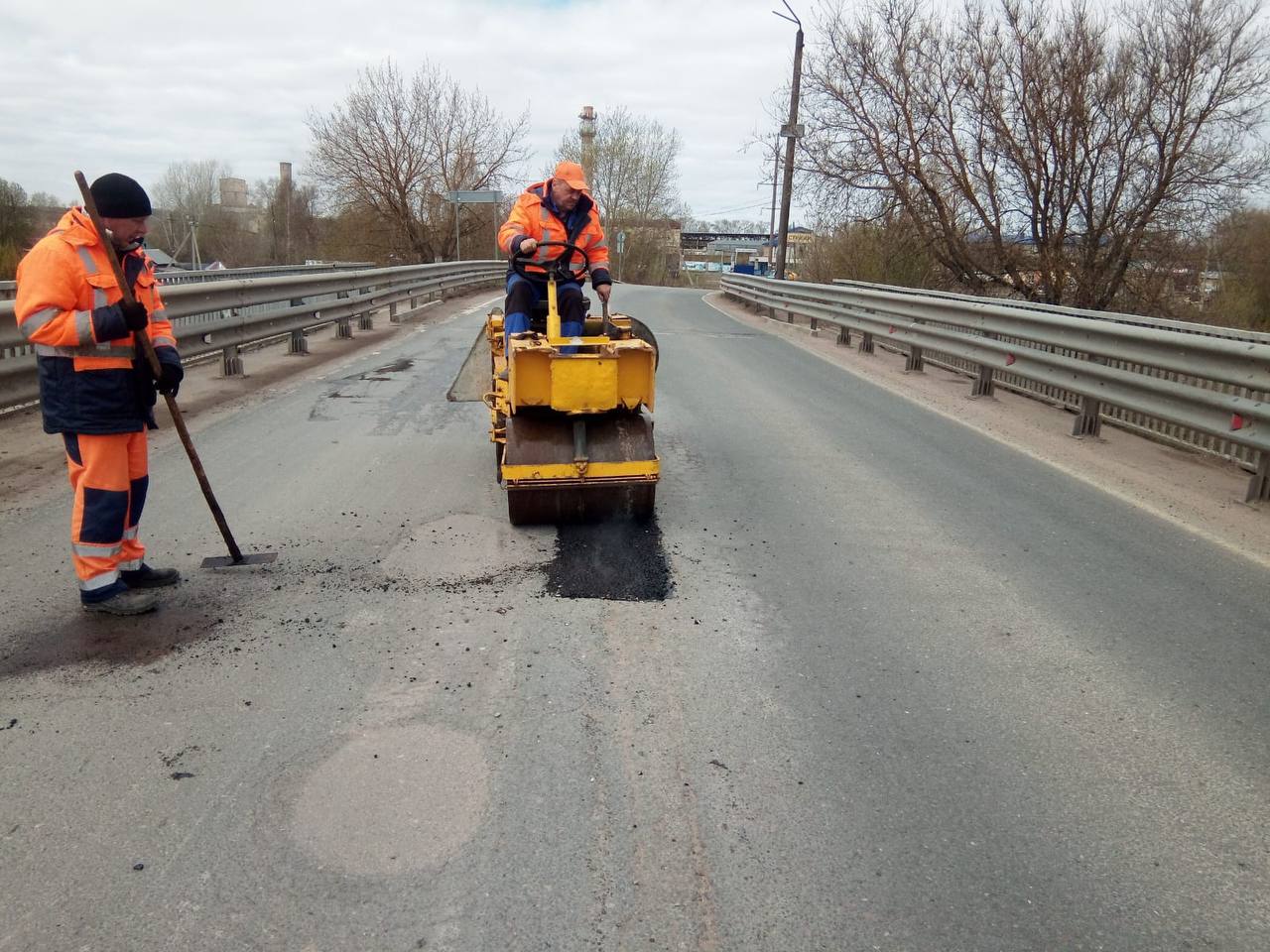 На дорогах Кировской области продолжается ямочный ремонт В настоящее время в рамках текущего содержания на региональных и меж...