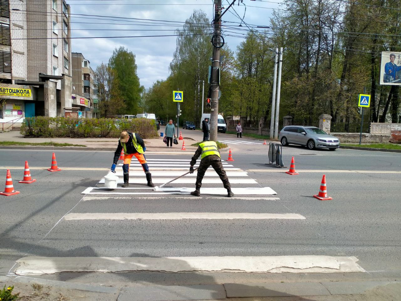 В начале мая начали обновлять разметку пешеходных переходов. Для этого используем специальную краску для нанесения дорожной р...