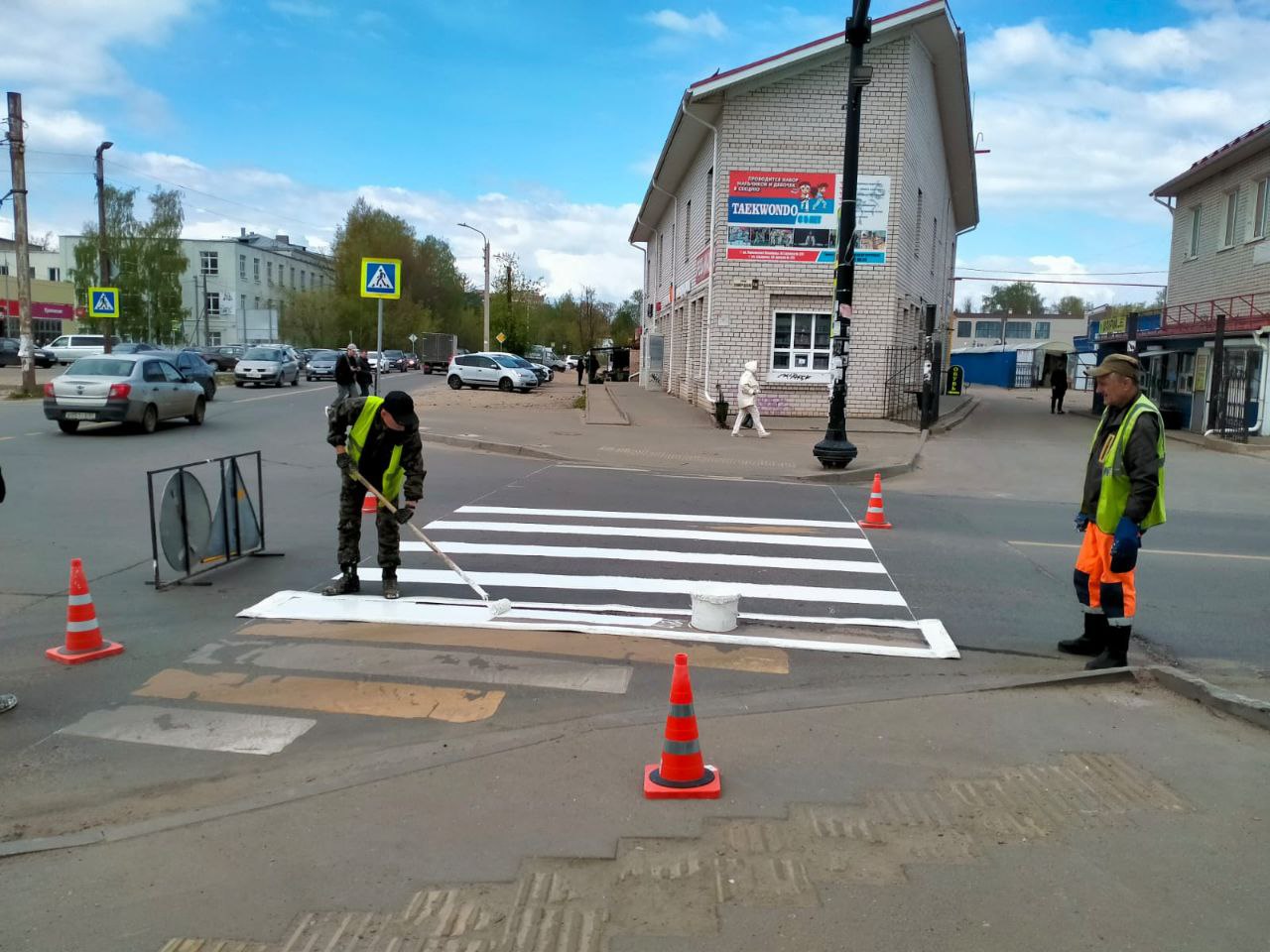 В начале мая начали обновлять разметку пешеходных переходов. Для этого используем специальную краску для нанесения дорожной р...