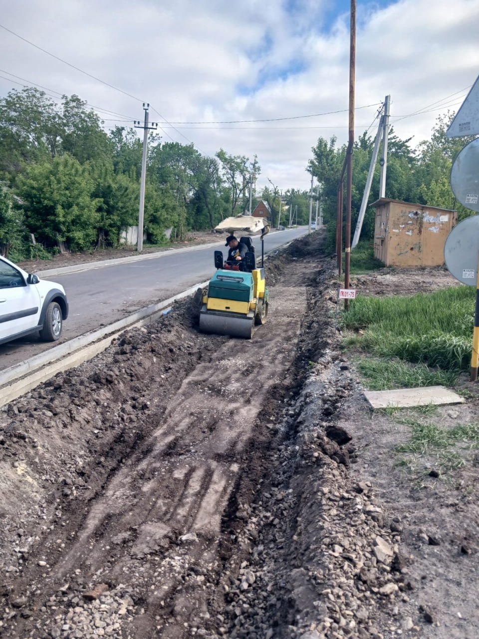 Ямальские дорожники продолжают восстановление дорог в Волновахе На Железнодорожном переулке сейчас основной упор на пешеходну...