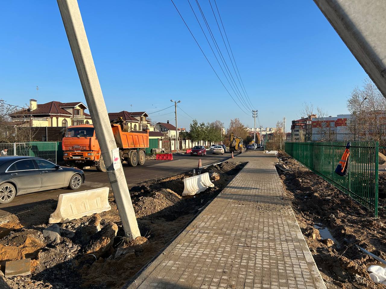 В Ромашкове завершили укладку нижнего слоя асфальта на перекрестке ул. Центральной и ул. КолхознойВ рамках реконструкции подъ...