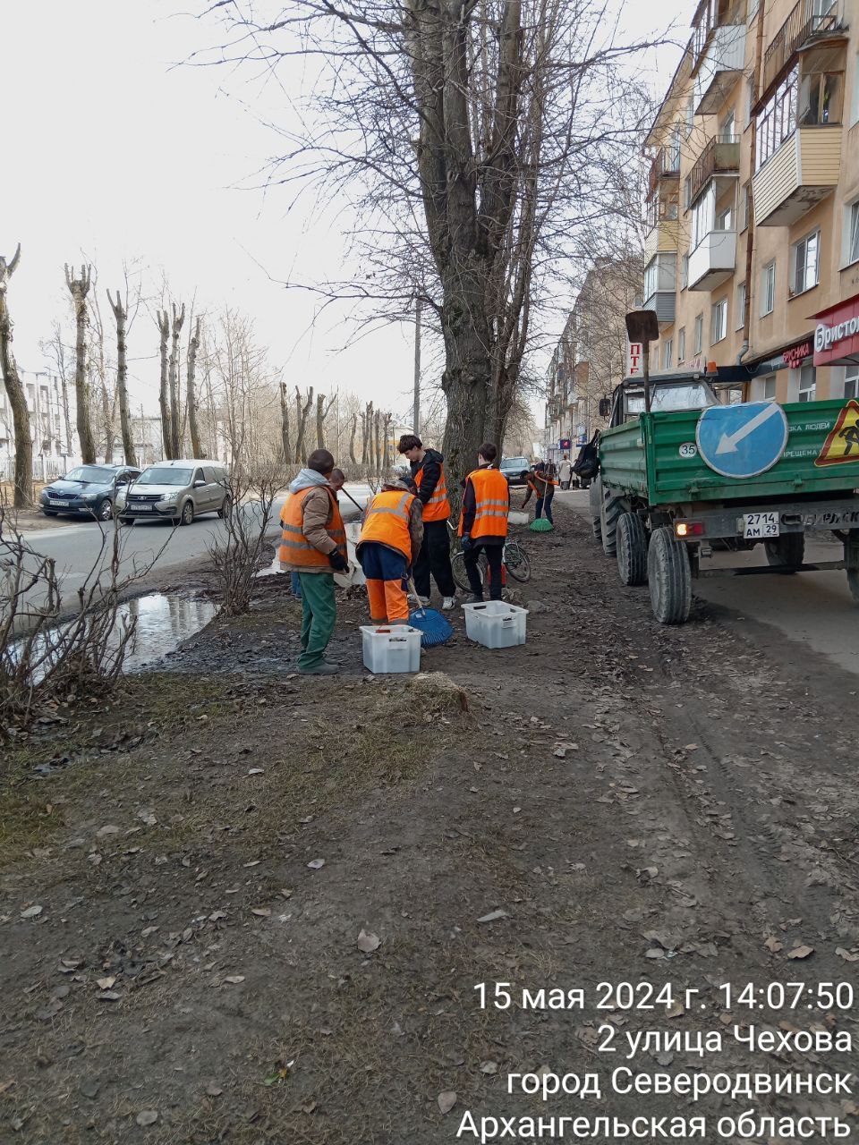 Фото и видео содержания городских улиц в дневное время.В ночную смену с 15 на 16 мая на содержании Архангельска и Северодвинс...