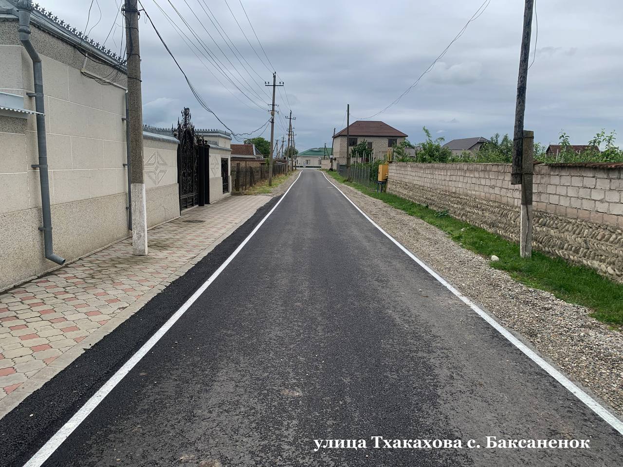 Приведение в нормативное состояние автодорог, ведущих к кладбищам, является одним из важных направлений. В текущем году ремон...