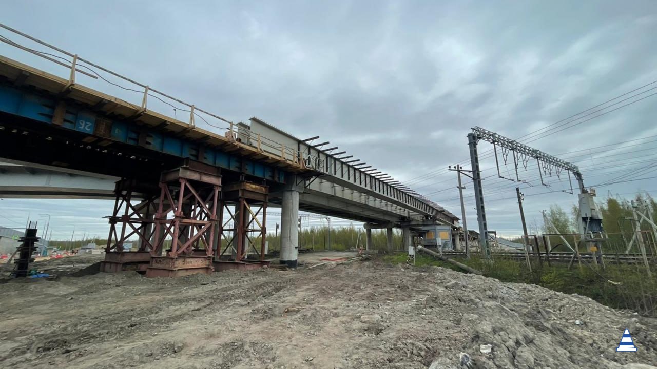 В Колпинском районе, в рамках реконструкции Петрозаводского шоссе, завершилась надвижка металлоконструкций пролетного строени...