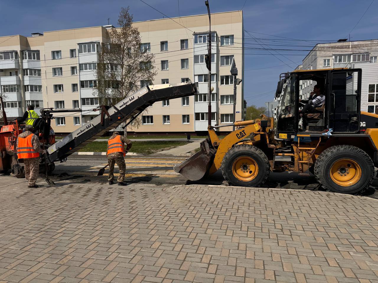 В Корсакове продолжается текущий ремонт дорожного полотнаЗавершается укладка свежего асфальта по улице Октябрьской. Параллель...