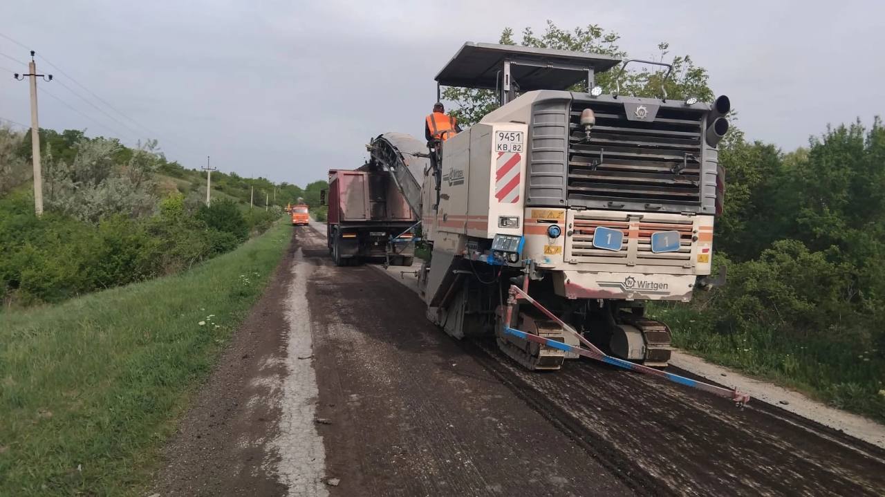 В рамках национального проекта «Безопасные качественные дороги» в Республике Крым ведутся ремонтные работы участка дороги общ...