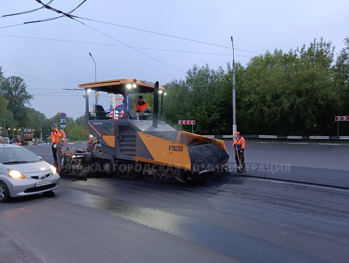 Улицу Калинина асфальтируют ночьюЭтой ночью на Калинина уложили верхний слой асфальта на половине ремонтируемого участка — от...